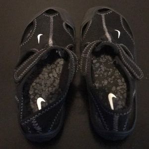 Nike Sandals (excellent condition)